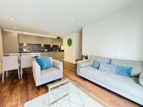 GORGEOUS 2 BEDROOM FLAT