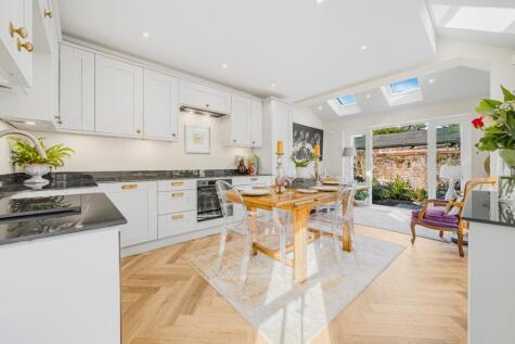 Church Villas, Laleham Village