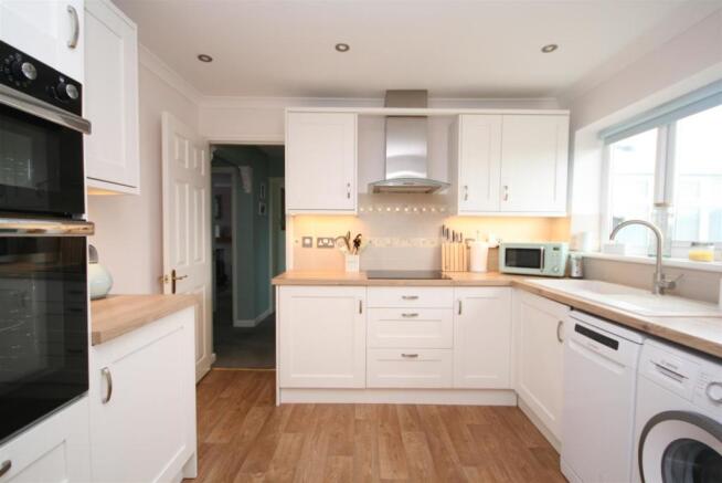 Kitchen. (2).JPG