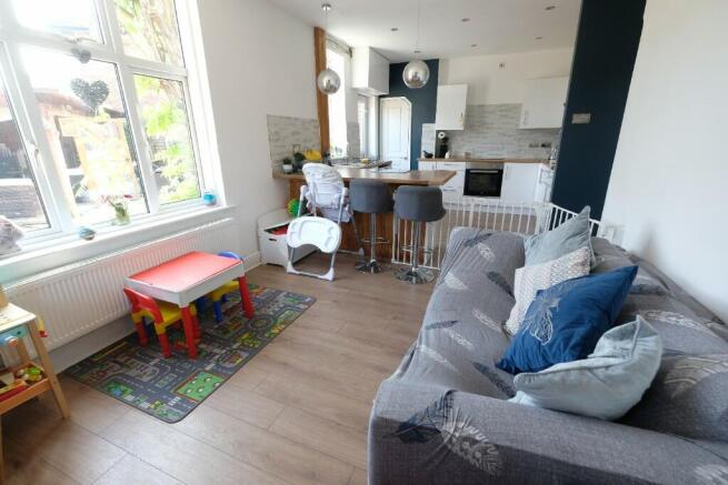 KITCHEN/DINING ROOM
