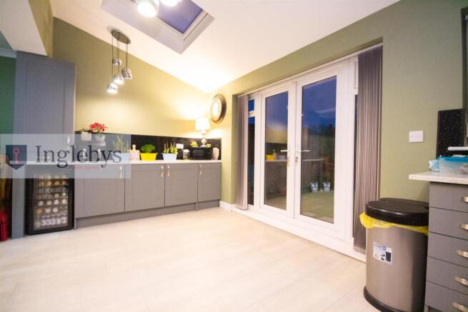 4 bed House for sale Image 11