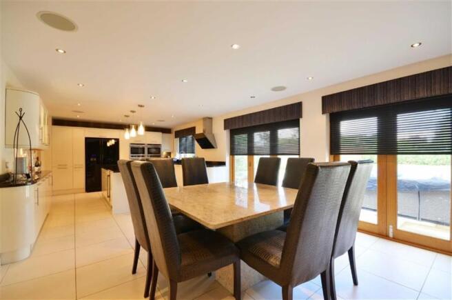 Open plan kitchen / 