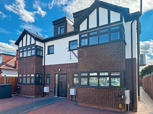 TWO BEDROOM GROUND FLOOR FLAT IN FELTHAM