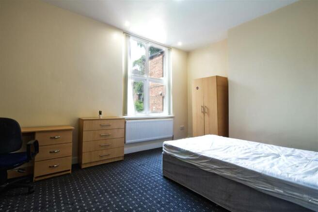 8 bed House to rent Image 6