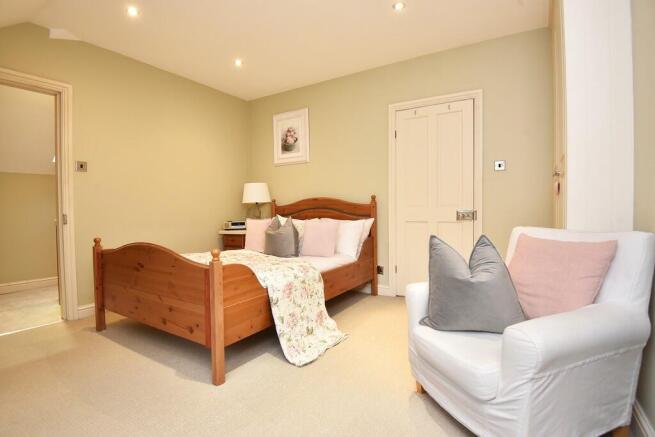 5 bed Semi-Detached for sale Image 10