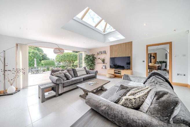 6 bed Detached for sale Image 12