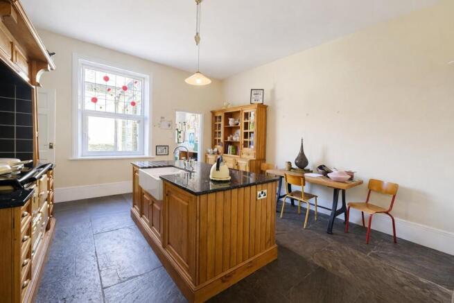 6 bed Semi-Detached for sale Image 11