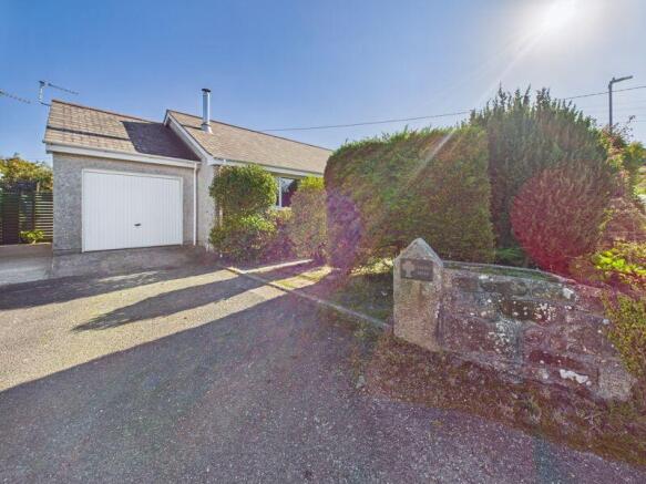 Garage/ Driveway