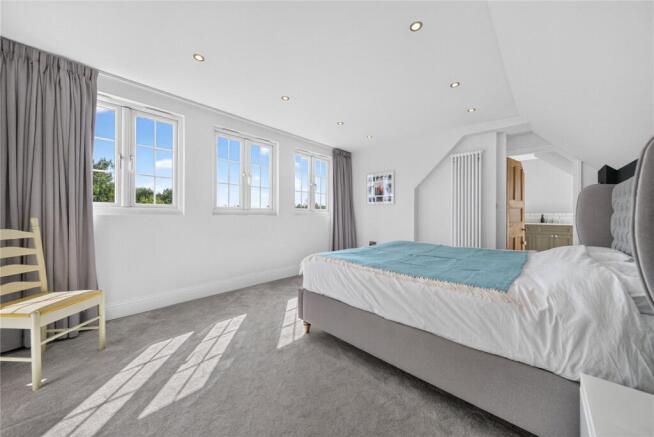 5 bed Detached for sale Image 9