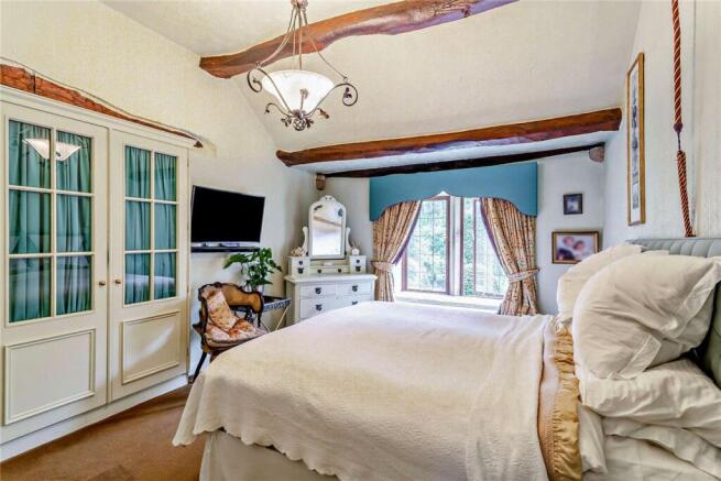 5 bed Detached for sale Image 11
