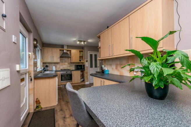 5 bed Detached for sale Image 7