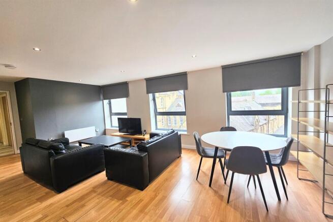 4 bed Apartment to rent Image 7