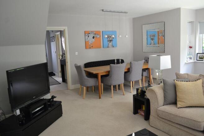 LOUNGE/DINING ROOM