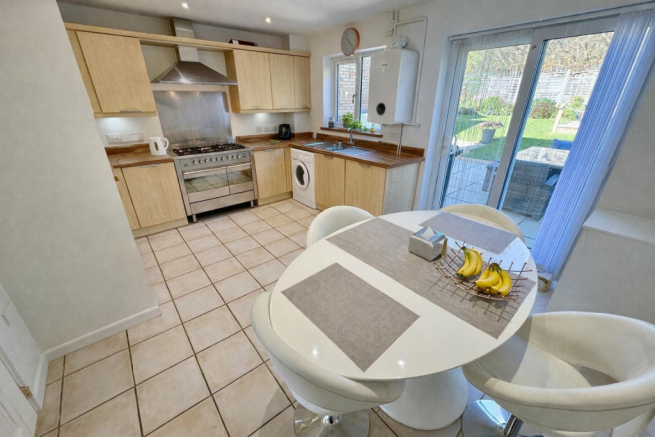 KITCHEN / DINING ROOM