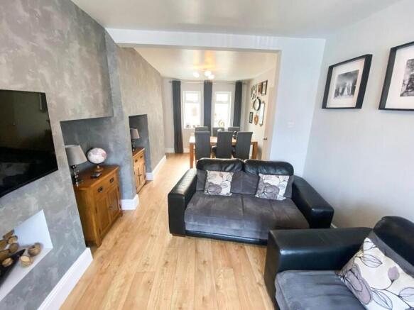 LOUNGE/DINING ROOM