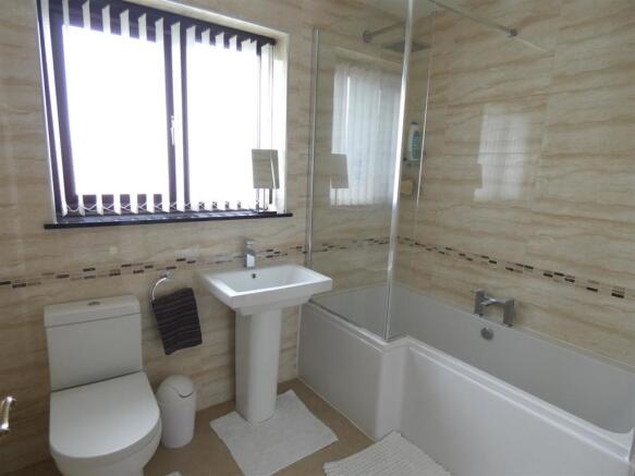 FAMILY  BATHROOM