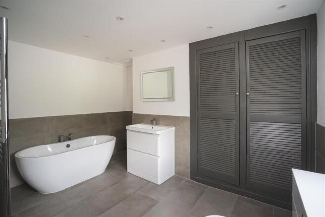 4 bed Detached for sale Image 11