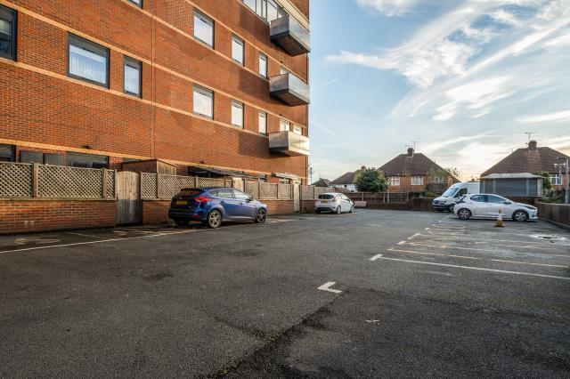 1-bed flat on Bath Road, Slough, £150,000