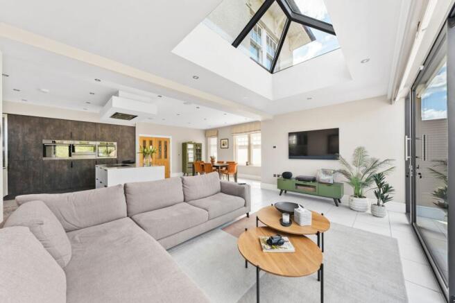 5 bed Detached for sale Image 10