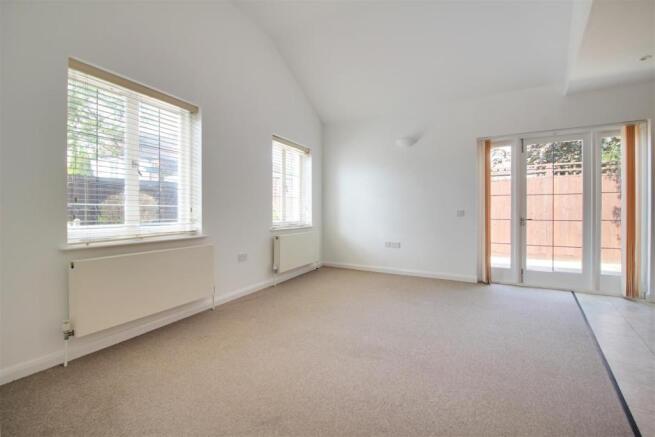 Upton Gdns 3 lounge.jpg