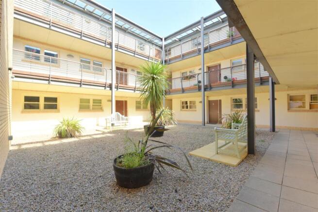 2 bed Apartment to rent Image 10