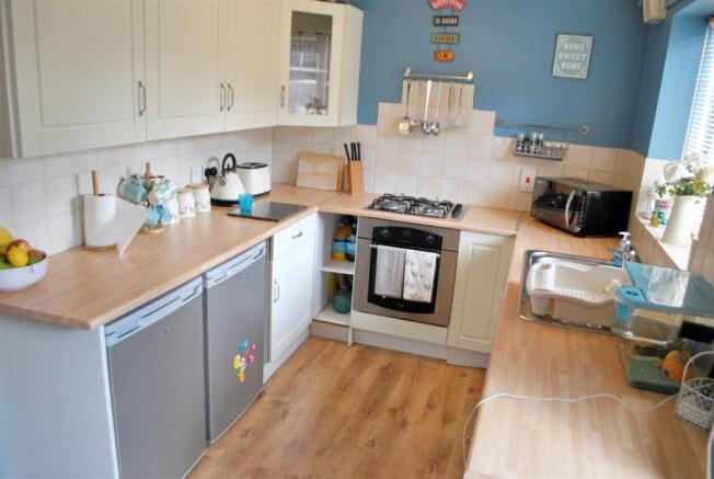 MODERN FITTED KITCHE