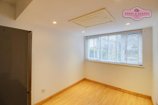  OFFICE / BED 4