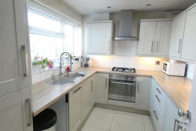 FITTED KITCHEN