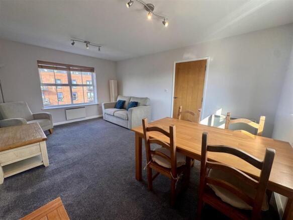 2 bed Apartment to rent Image 4