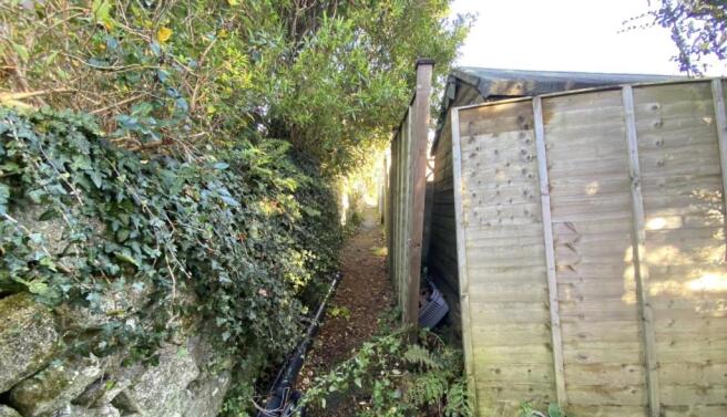 Access path behind rear garden.DE5kE.jpg