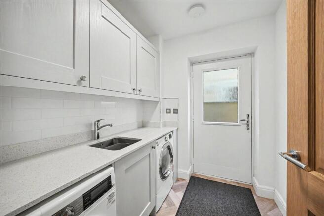 5 bed Detached for sale Image 9