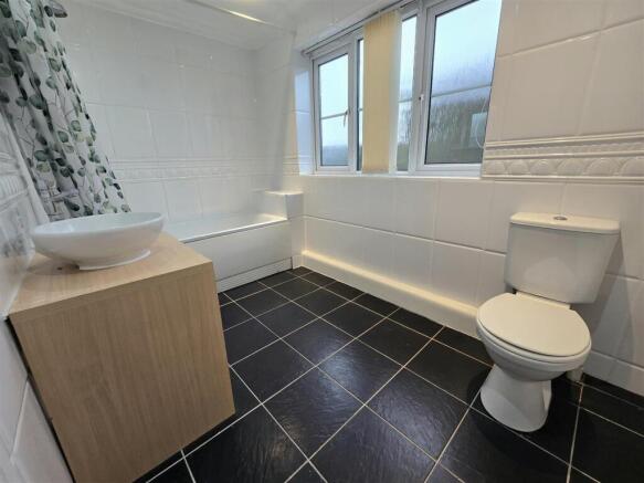 2 bed Apartment to rent Image 9