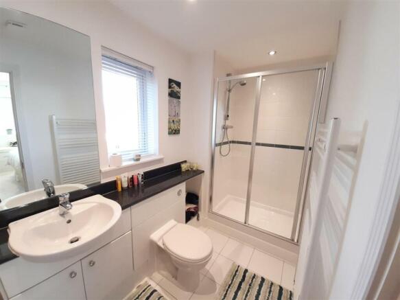 Ensuite bedroom 2a.jpg
