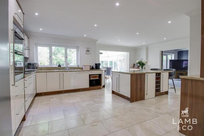 KITCHEN/BREAKFAST ROOM