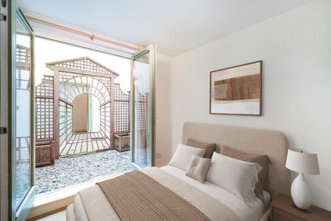 99 Mews house box...