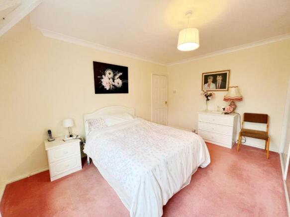 Bedroom 1 pic 3.jpg