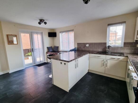 4 bed Detached to rent Image 5