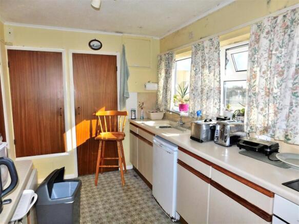 KITCHEN 1 .JPG