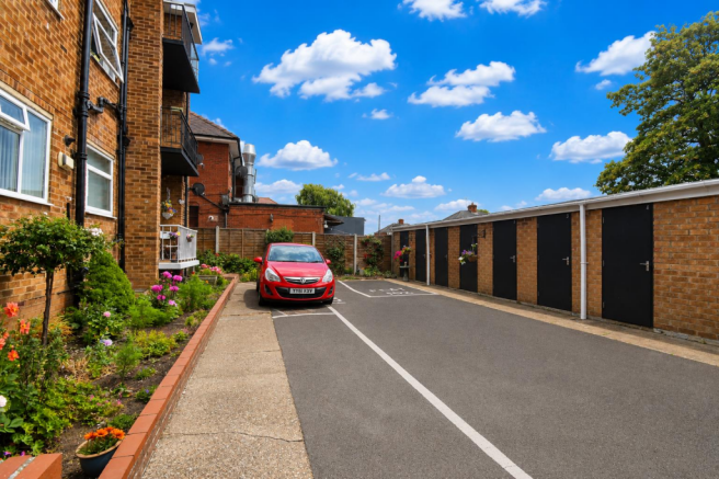 2 bed Flat for sale Image 11