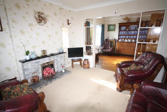 LIVING ROOM/ DINER