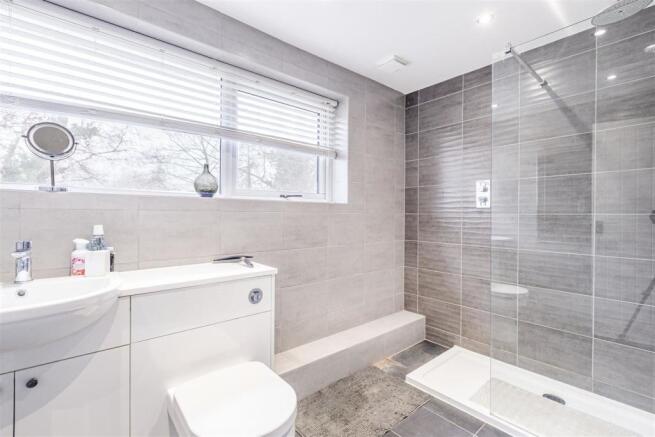 7 Pinewood Park, New Haw, KT15 3BS - 16.jpg