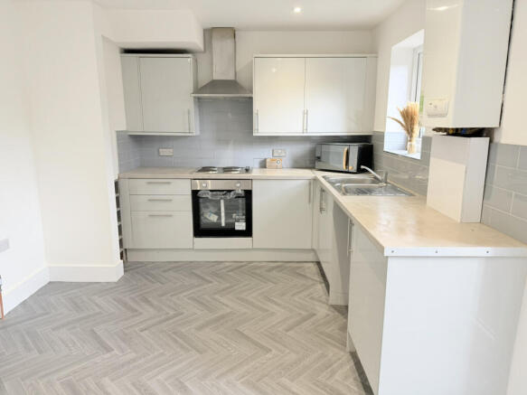 *** AVAILABLE NOW* 3 Bed Quasi Semi fully refurb