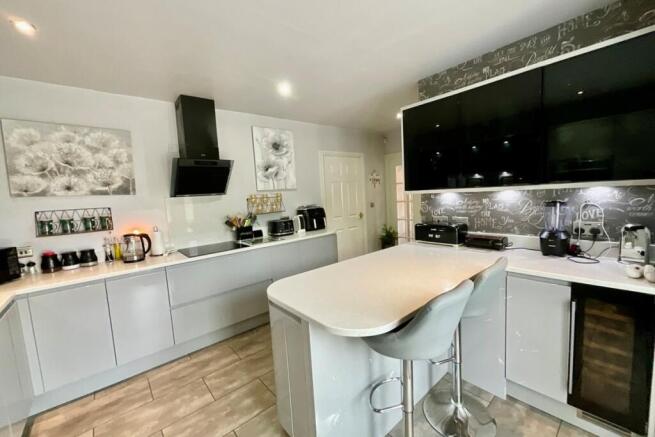 4 bed Detached for sale Image 10
