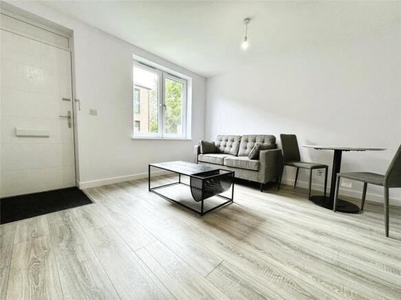 2 bed Apartment to rent Image 4