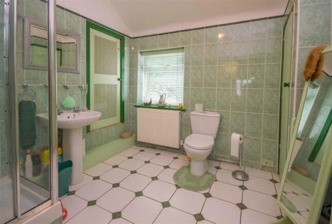 EN-SUITE SHOWER ROOM
