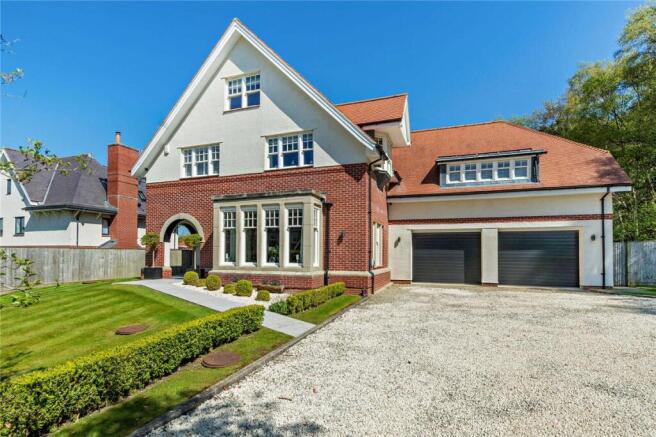 5 bed Detached for sale Image 12