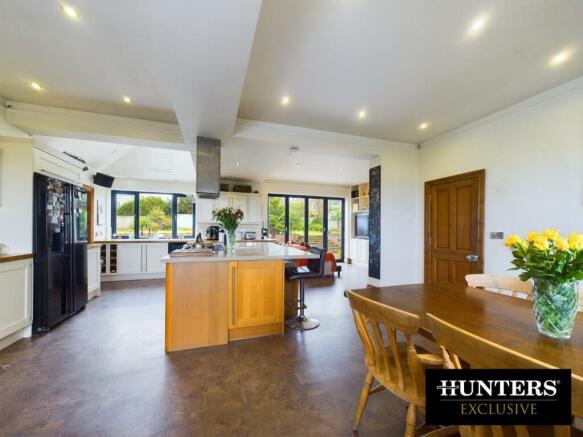 5 bed Detached for sale Image 7