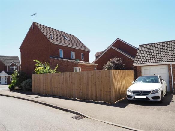 Detached Garage & Rear Aspect 837
