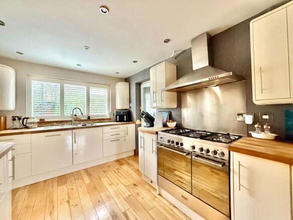 4 bed Detached for sale Image 6