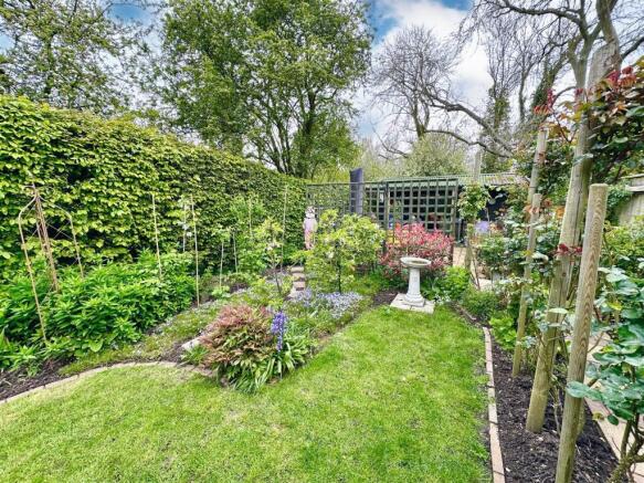 lovely enclosed garden.jpg